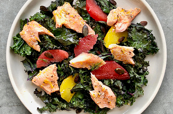 Truite rôtie et salade de kale et d’agrumes