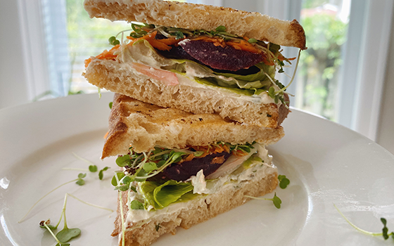 Roasted beet and cashew cheese sandwich – Rachelle Béry