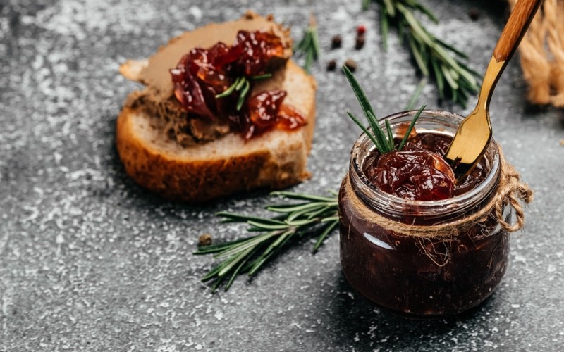 Les chutneys peuvent être réalisés en avance et être préservés dans des pots, à l’instar des confitures sucrées. En plus de se garder longtemps, ce type de condiment fait d’excellents cadeaux d’hôte et d’hôtesse! Nul besoin de consacrer des heures à sa confection, puisqu’il se prépare généralement en quelques étapes simples. Voici quelques précautions à prendre pour assurer une conservation durable.