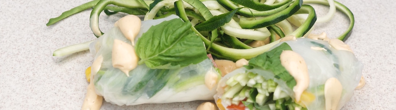 Spring rolls with zucchini spirals, goat cheese, corn, tomatoes, and basil – Rachelle Béry