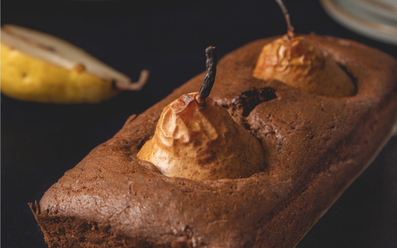 moelleux au chocolat garni d’une poire pochée au miel