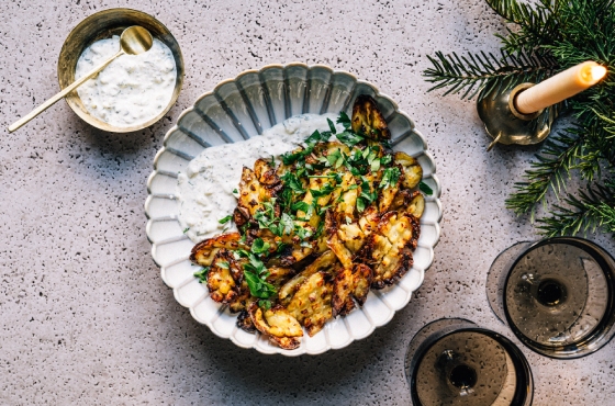 Pommes de terre croustillantes “comme des chips maison” avec une trempette aïoli aux cornichons