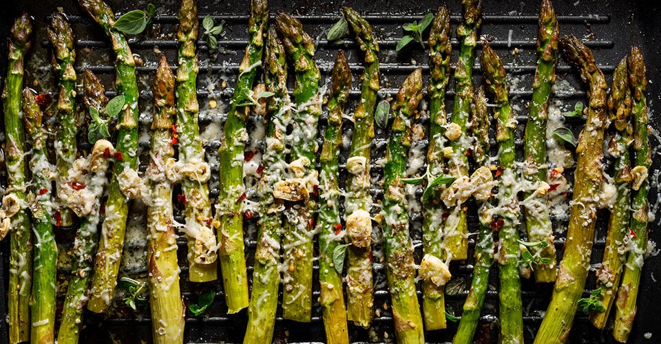 Asperges sur le BBQ avec une délicieuse sauce végane