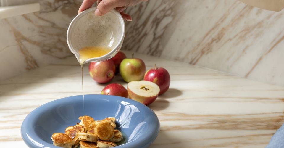 Bol façon mini crêpes avec des pommes