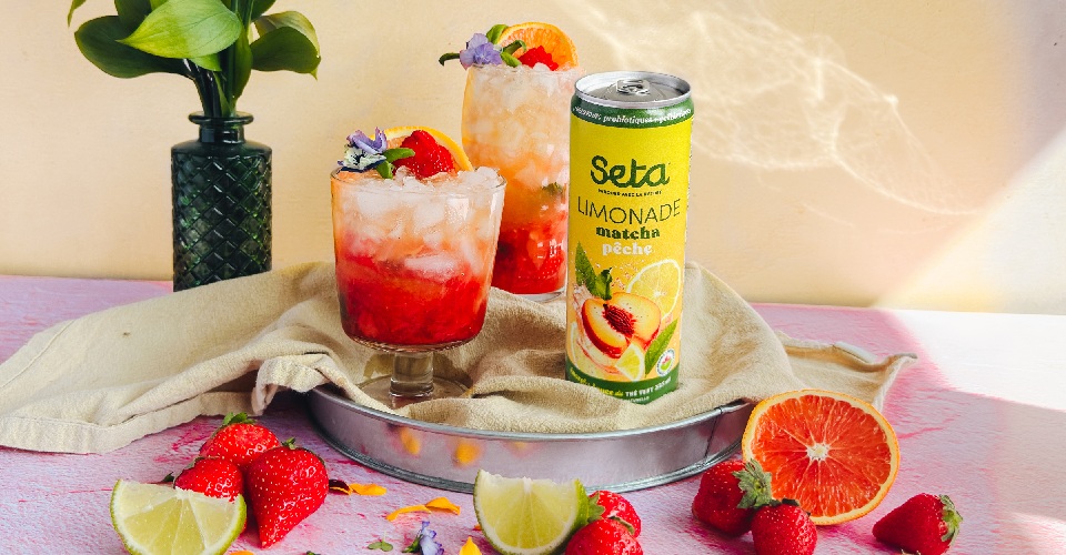 Mocktail Sunrise, fraises, matcha et pêche