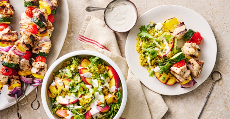 Brochettes de poulet, salade de quinoa aux pêches grillées